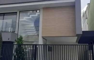 Imagem: A casa possui 3 Dormitórios, 1 Banheiro, 2 Vagas na garagem