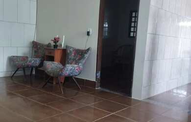 Imagem: A casa possui 3 Dormitórios, 2 Banheiros, 3 Vagas na garagem