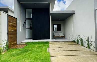 Imagem: A casa possui 3 Dormitórios, 2 Banheiros, 2 Vagas na garagem