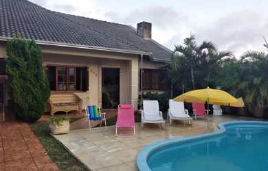 Imagem: A casa possui 5 Dormitórios, Acomodam 12 pessoas e 2 Vagas