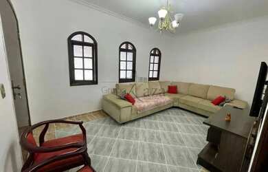 Imagem: A casa possui 3 Dormitórios, 3 Banheiros, 4 Vagas na garagem