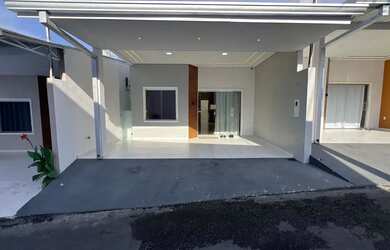 Imagem: A casa possui 2 Dormitórios, 2 Banheiros, 2 Vagas na garagem