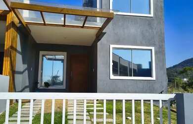 Imagem: A casa possui 2 Dormitórios, 2 Banheiros, 1 Vaga na garagem