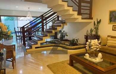 Imagem: A casa possui 4 Dormitórios, 4 Banheiros, 2 Vagas na garagem