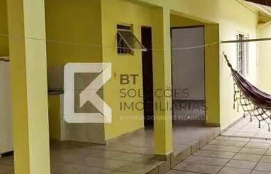 Imagem: A casa possui 3 Dormitórios, 2 Banheiros, 4 Vagas na garagem