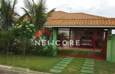 Imagem: A casa possui 2 Dormitórios, 2 Banheiros, 2 Vagas na garagem