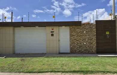 Imagem: A casa possui 2 Dormitórios, 1 Banheiro, 2 Vagas na garagem