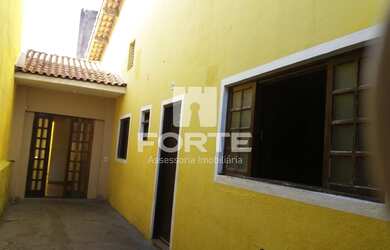 Imagem: A casa possui 3 Dormitórios, 1 Banheiro, 2 Vagas na garagem