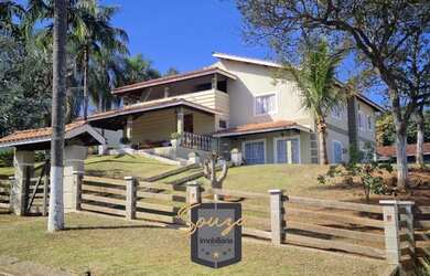 Imagem: A casa possui 5 Dormitórios, 5 Banheiros, 5 Vagas na garagem