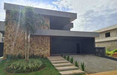 Imagem: A casa em condomínio possui 4 Dormitórios, 1 Banheiro, 330m²