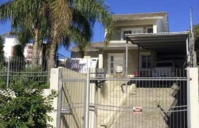 Imagem: A casa possui 3 Dormitórios, 2 Banheiros, 2 Vagas na garagem