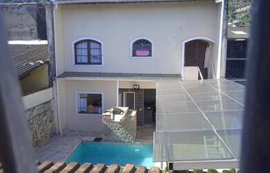 Imagem: A casa possui 4 Dormitórios, 4 Banheiros, 3 Vagas na garagem