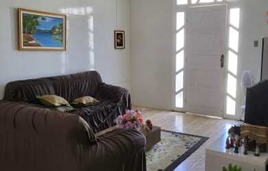 Imagem: A casa possui 5 Dormitórios, 3 Banheiros, 3 Vagas na garagem