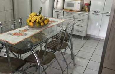 Imagem: A casa possui 3 Dormitórios, 2 Banheiros, 3 Vagas na garagem