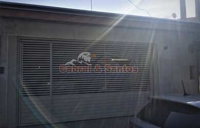 Imagem: A casa possui 3 Dormitórios, 2 Banheiros, 2 Vagas na garagem