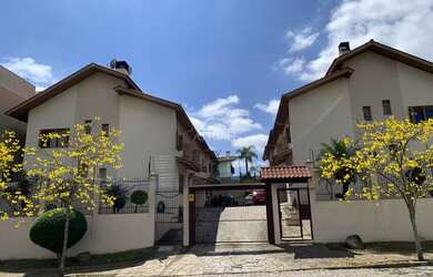 Imagem: A casa possui 3 Dormitórios, 3 Banheiros, 2 Vagas na garagem