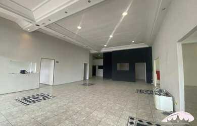 Imagem: O depósito possui 4 Vagas na garagem, 830m² de Área e está