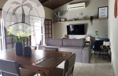 Imagem: A casa possui 4 Dormitórios, 1 Banheiro, 2 Vagas na garagem