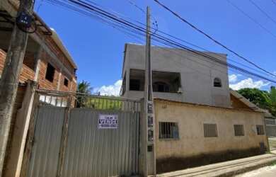 Imagem: A casa possui 5 Dormitórios, 1 Banheiro, 2 Vagas na garagem