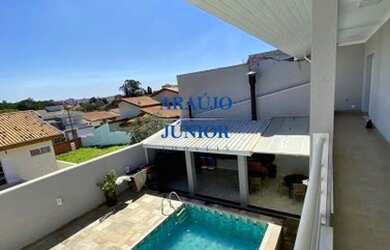 Imagem: A casa possui 4 Dormitórios, 2 Banheiros, 5 Vagas na garagem