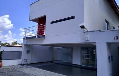 Imagem: A casa possui 3 Dormitórios, 5 Banheiros, 3 Vagas na garagem