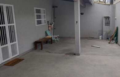 Imagem: A casa possui 2 Dormitórios, 1 Banheiro, 1 Vaga na garagem