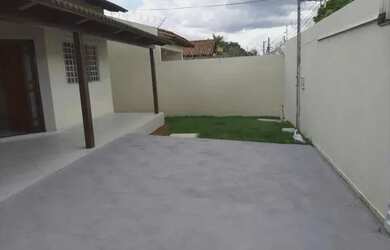 Imagem: A casa possui 3 Dormitórios, 2 Banheiros, 2 Vagas na garagem