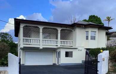 Imagem: A casa possui 5 Dormitórios, 4 Banheiros, 4 Vagas na garagem