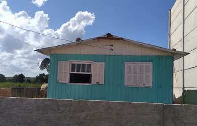 Imagem: A casa possui 2 Dormitórios, 1 Banheiro, 30m² de Área, Churrasqueira