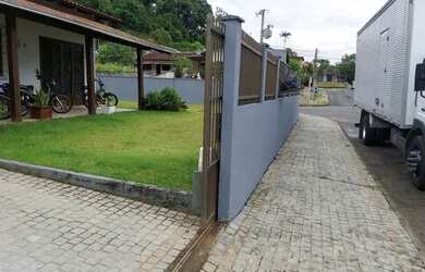 Imagem: A casa possui 2 Dormitórios, 2 Banheiros, 4 Vagas na garagem