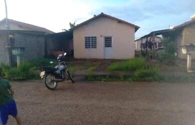 Imagem: A casa possui 2 Dormitórios, 1 Banheiro, 3 Vagas na garagem