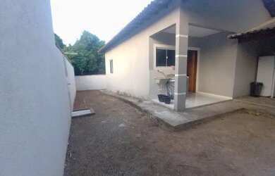 Imagem: A casa à venda possui 2 Dormitórios, 2 Banheiros, 1 Vaga na