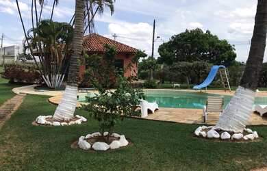 Imagem: A casa para alugar possui 4 Dormitórios, 5 Banheiros e 29756m²