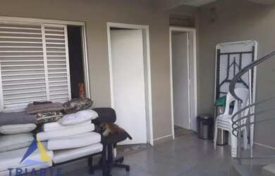 Imagem: A casa possui 3 Dormitórios, 1 Banheiro, 3 Vagas na garagem