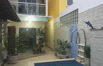 Imagem: A casa possui 3 Dormitórios, 2 Banheiros, 2 Vagas na garagem