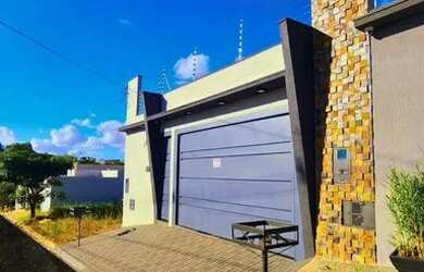 Imagem: A casa possui 3 Dormitórios, 3 Banheiros, 2 Vagas na garagem