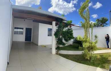 Imagem: A casa possui 2 Dormitórios, 2 Banheiros, 2 Vagas na garagem