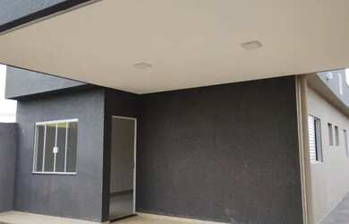 Imagem: A casa possui 3 Dormitórios, 2 Banheiros, 2 Vagas na garagem