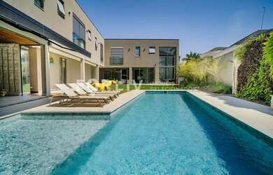 Imagem: A casa possui 5 Dormitórios, 5 Banheiros, 5 Vagas na garagem