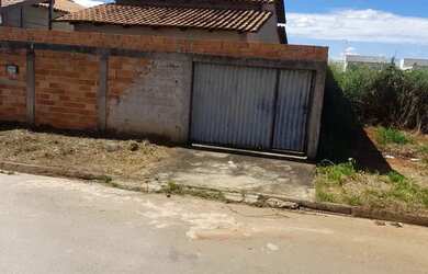 Imagem: A casa possui 3 Dormitórios, 2 Banheiros e está localizado