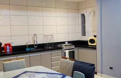 Imagem: A casa possui 2 Dormitórios, 1 Banheiro, 2 Vagas na garagem