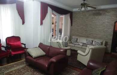 Imagem: A casa possui 3 Dormitórios, 2 Banheiros, 4 Vagas na garagem