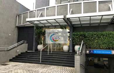 Imagem: O depósito possui 4 Vagas na garagem, 240m² de Área e Imóvel