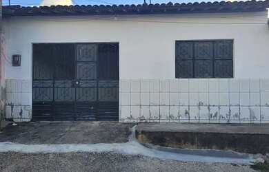 Imagem: A casa possui 3 Dormitórios, 2 Banheiros, 1 Vaga na garagem