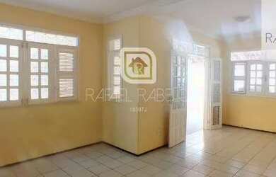 Imagem: A casa possui 3 Dormitórios, 2 Banheiros, 3 Vagas na garagem