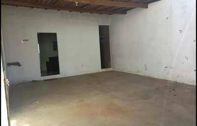 Imagem: A casa possui 2 Dormitórios, 1 Banheiro, 1 Vaga na garagem