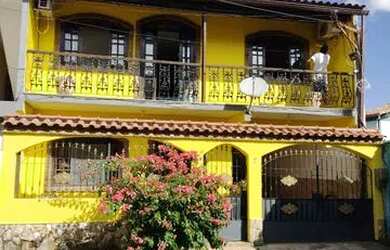 Imagem: A casa possui 3 Dormitórios, 2 Banheiros, 2 Vagas na garagem