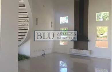 Imagem: A casa em condomínio possui 4 Dormitórios, 5 Banheiros, 4