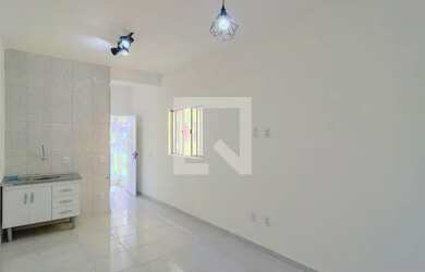 Imagem: A casa possui 1 Dormitório, 1 Banheiro, 1 Vaga na garagem