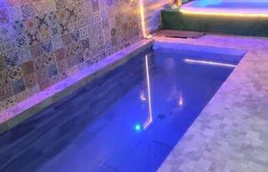 Imagem: A casa possui 4 Dormitórios, 1 Banheiro, 2 Vagas na garagem